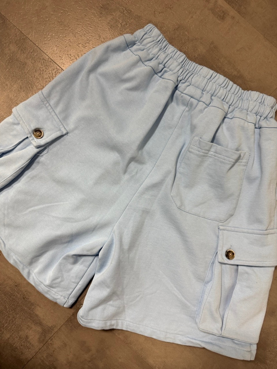 Pantaloncino cargo celeste in cotone con tasche laterali