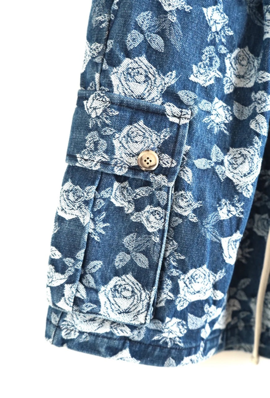 Pantaloncino cargo blu in cotone con stampa a rose e tasche laterali