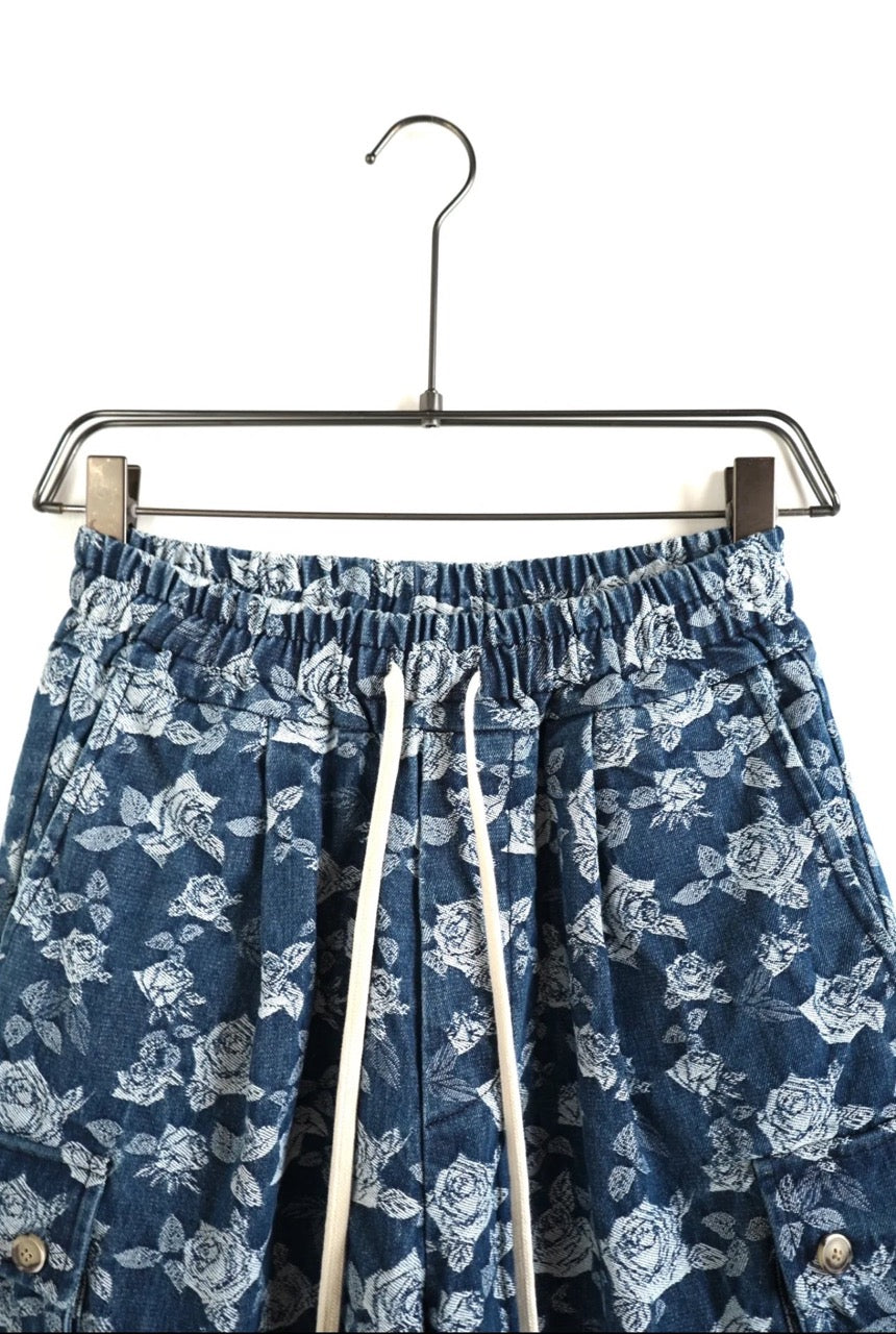 Pantaloncino cargo blu in cotone con stampa a rose e tasche laterali