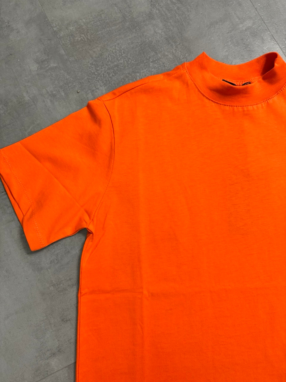 T-shirt arancione in tinta unita con mezzo collo alto 10-16 anni