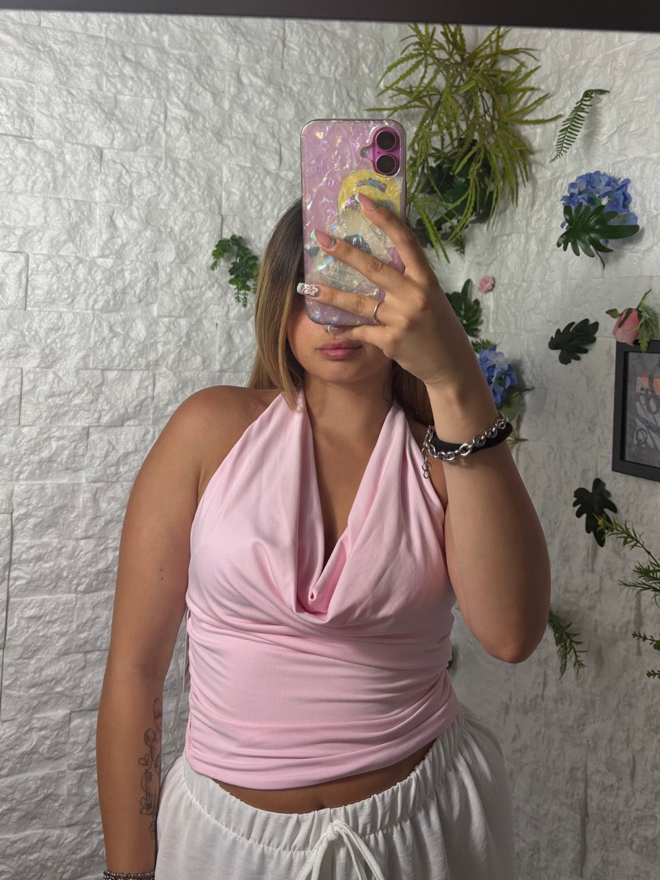 Top in tinta unita con scollo drappeggiato all’americana