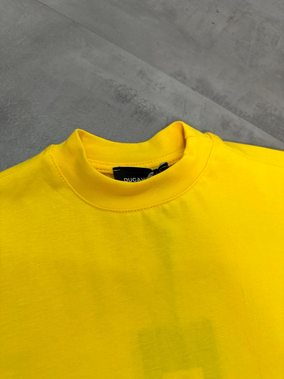 T-shirt gialla in tinta unita con mezzo collo alto 10-16 anni