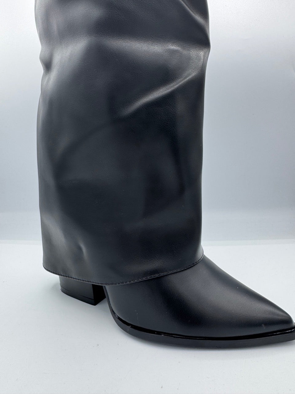 Stivale alto nero con risvolto e dettaglio lucchetto oro