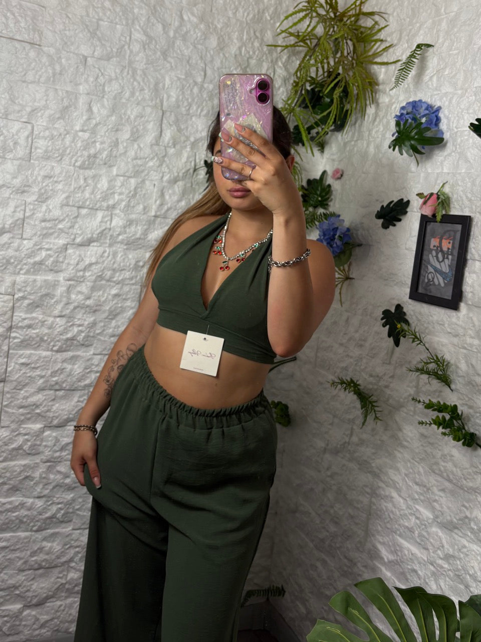 Completo in simil lino con top a triangolo e pantalone a palazzo
