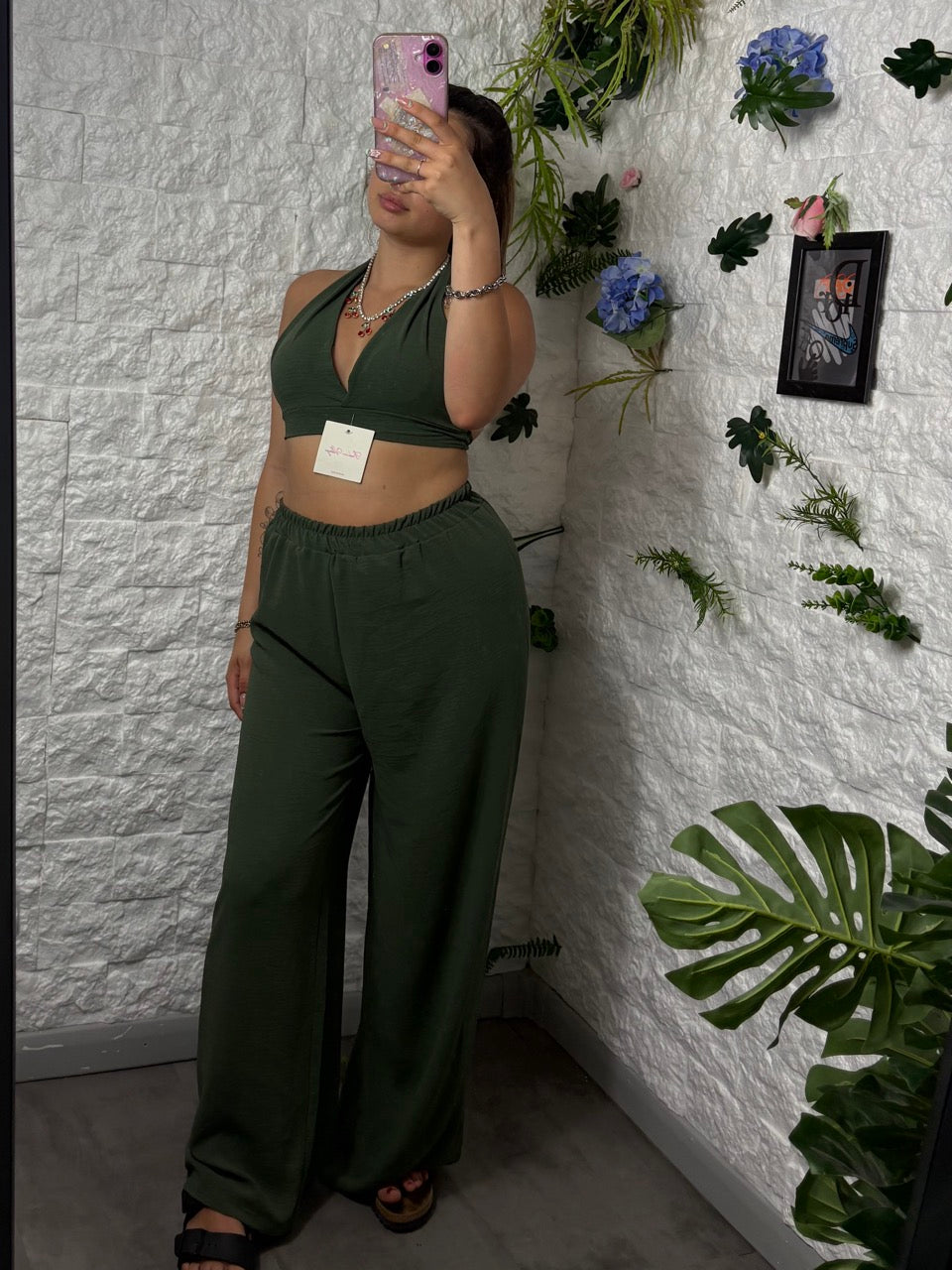 Completo in simil lino con top a triangolo e pantalone a palazzo