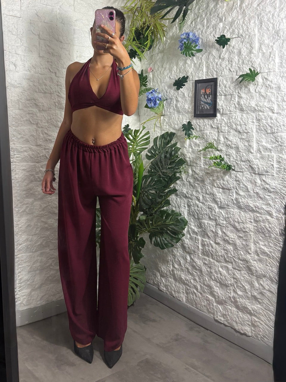 Completo in simil lino con top a triangolo e pantalone a palazzo