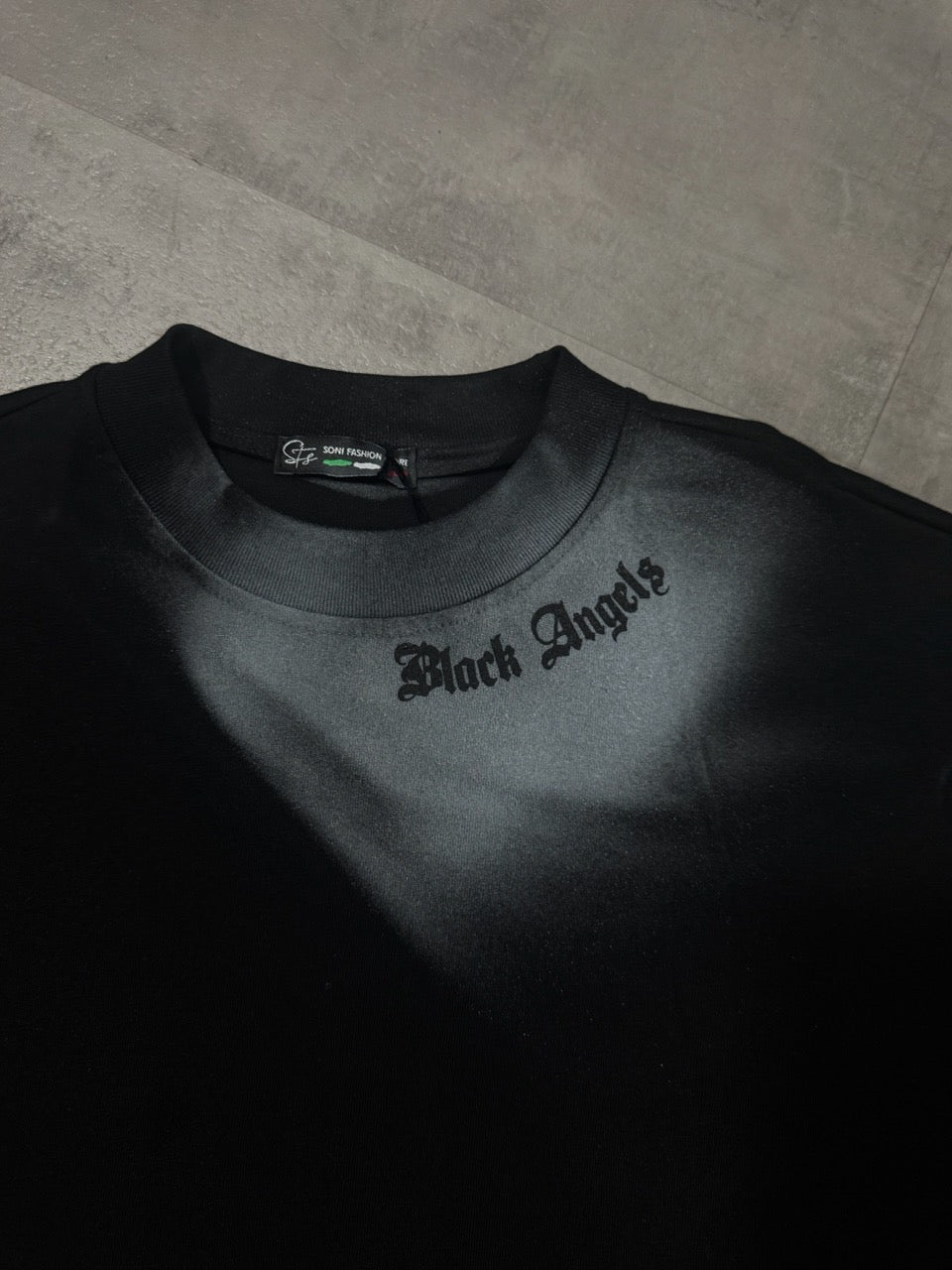 T-shirt nera con mezzo collo alto e scritta " BLACK ANGEL" fumè - OVERSIZE