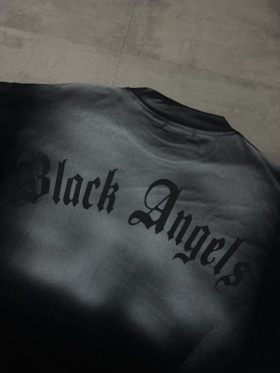 T-shirt nera con mezzo collo alto e scritta " BLACK ANGEL" fumè - OVERSIZE