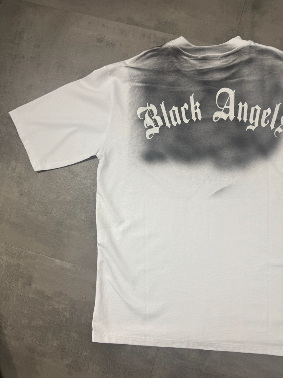 T-shirt bianca con mezzo collo alto e scritta " BLACK ANGEL" fumè - OVERSIZE
