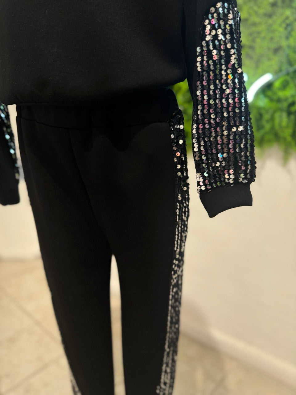 Completo nero con felpa e pantalone dettagli in paillettes - GARZATO 4-14 anni