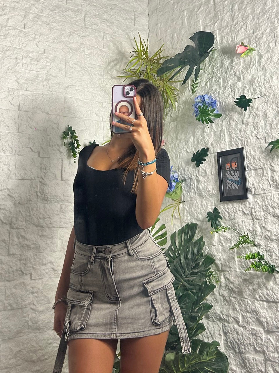 Gonna pantaloncino cargo in denim grigio con tasche e cinturini laterali