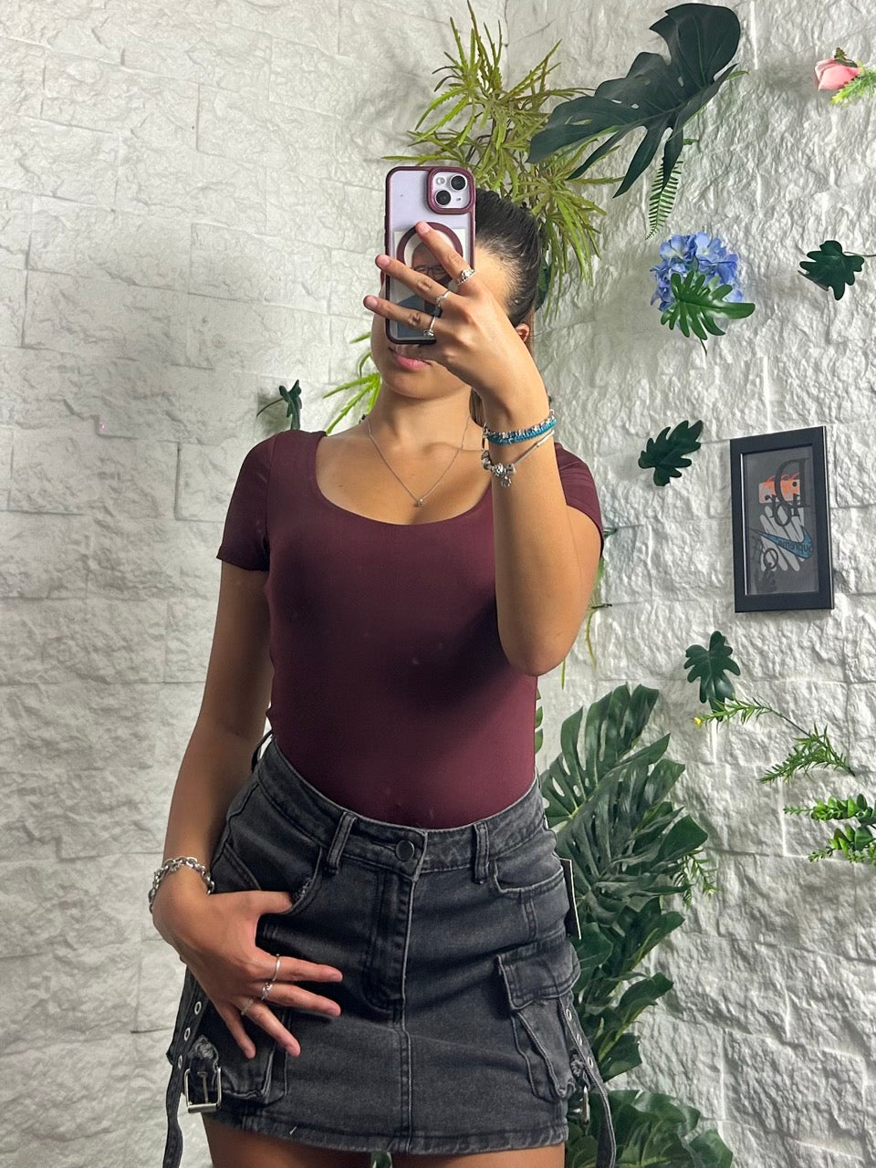 Gonna pantaloncino cargo in denim nero con tasche e cinturini laterali