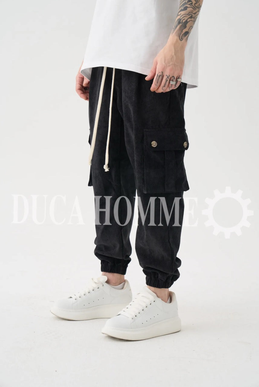 Pantalone cargo nero a millerighe in tessuto leggero