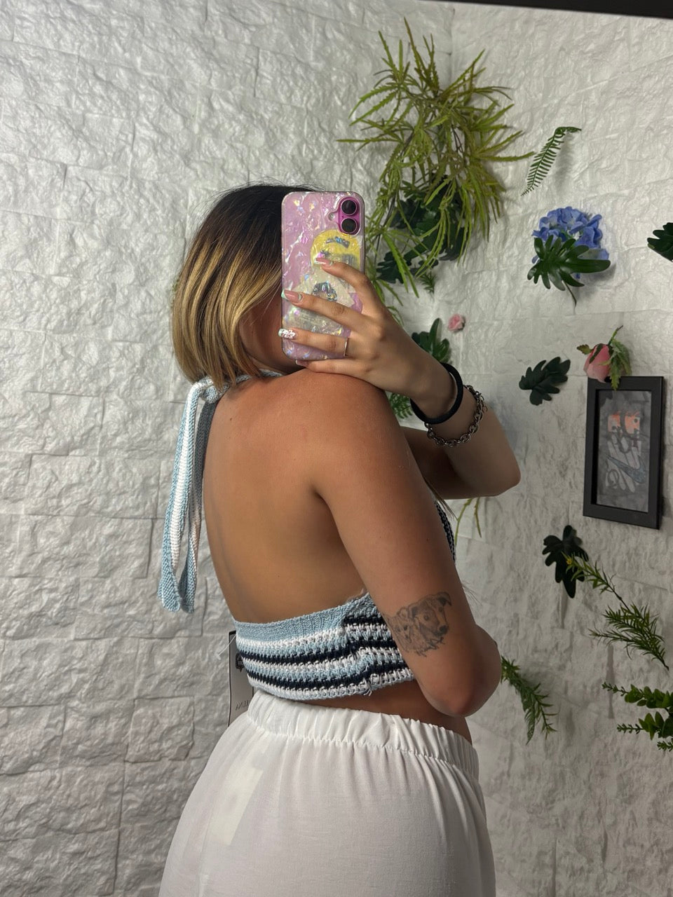 Top corto multicolor effetto uncinetto con schiena scoperta