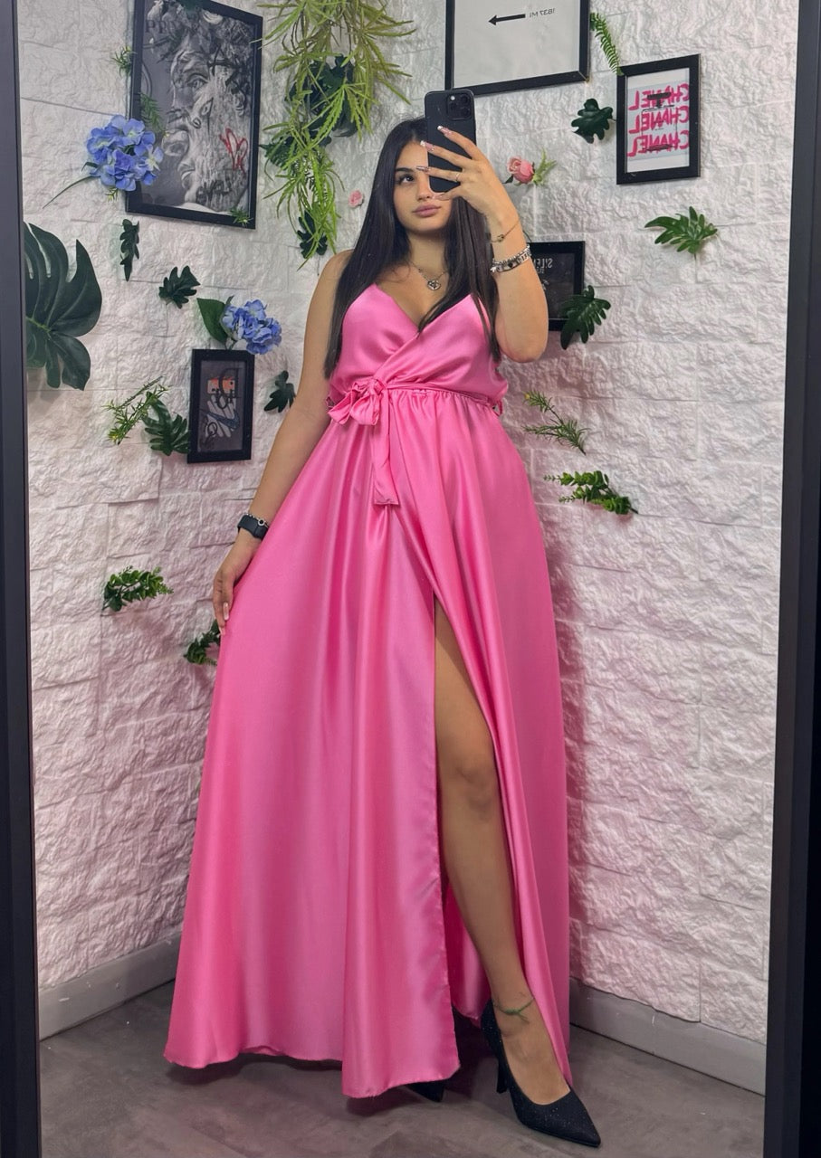 Abito fucsia in raso tinta unita con maxi spacco e cintura in vita abbinata