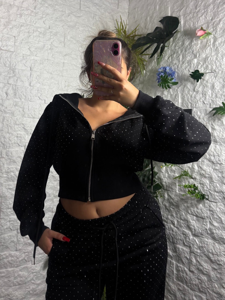 Completo con felpa crop e pantalone palazzo brillantinato