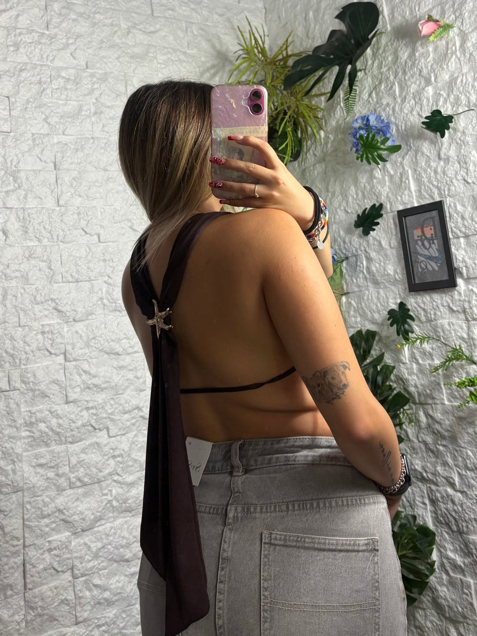 Top in tinta unita con scollo morbido schiena scoperta e stella marina oro