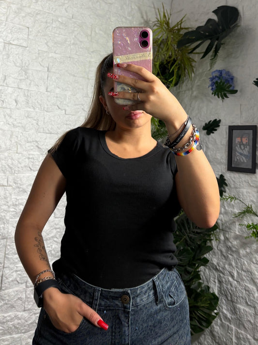 T-shirt aderente in cotone tinta unita a mezza manica