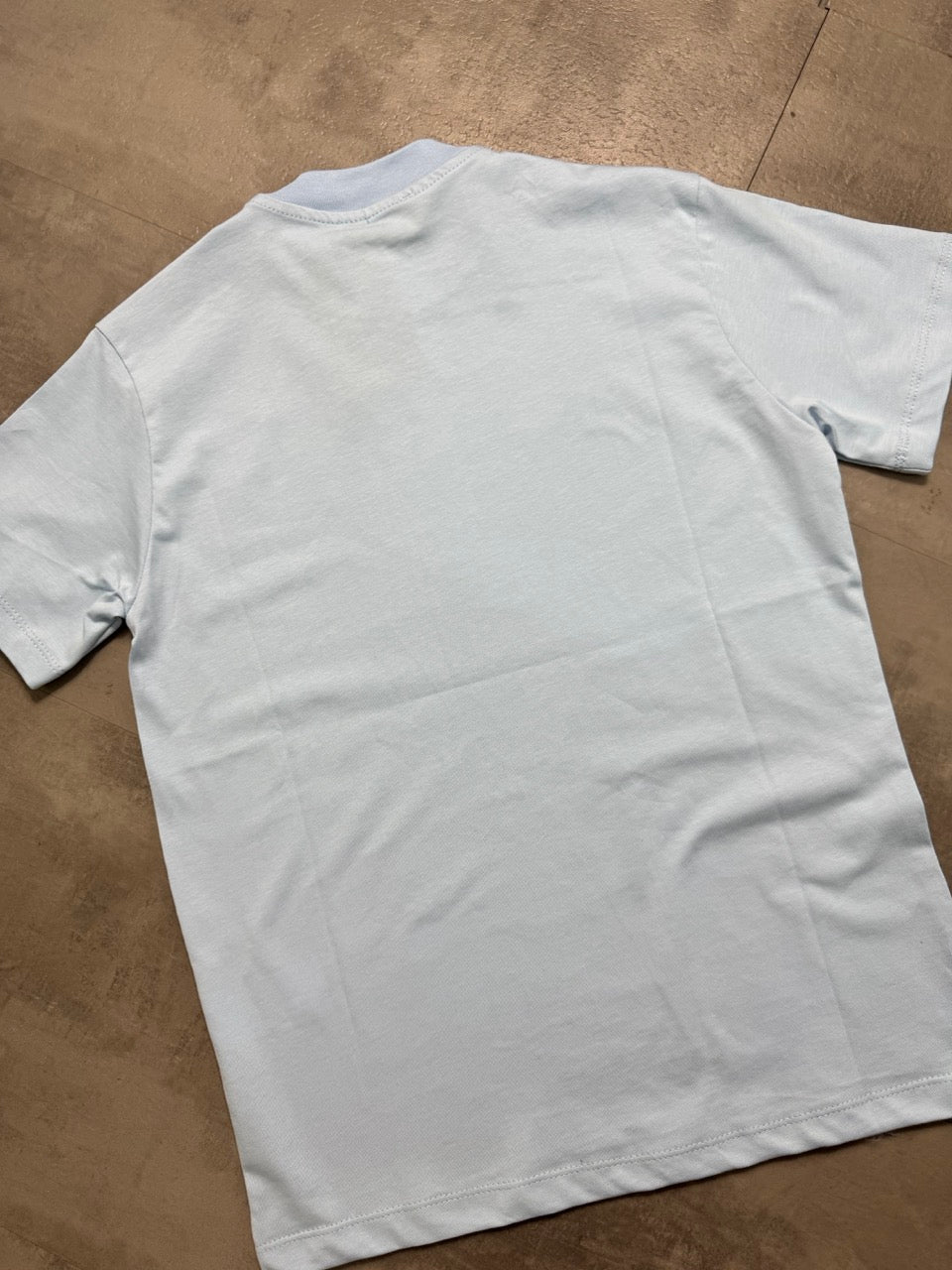 T-shirt celeste con mezzo collo alto 10-16 anni