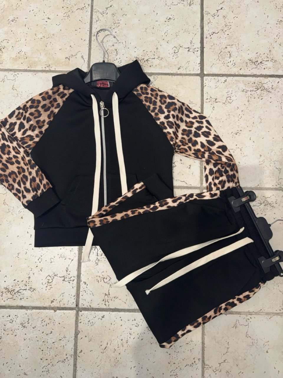 Completo in tuta nera con bande leopardate - GARZATO 4-12 anni