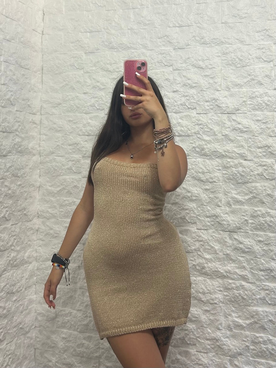 Abito corto in filo estivo con intreccio sulla schiena