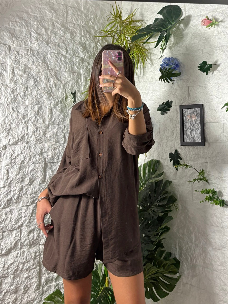 Completo in tinta unita con camicia oversize e pantaloncino elasticizzato
