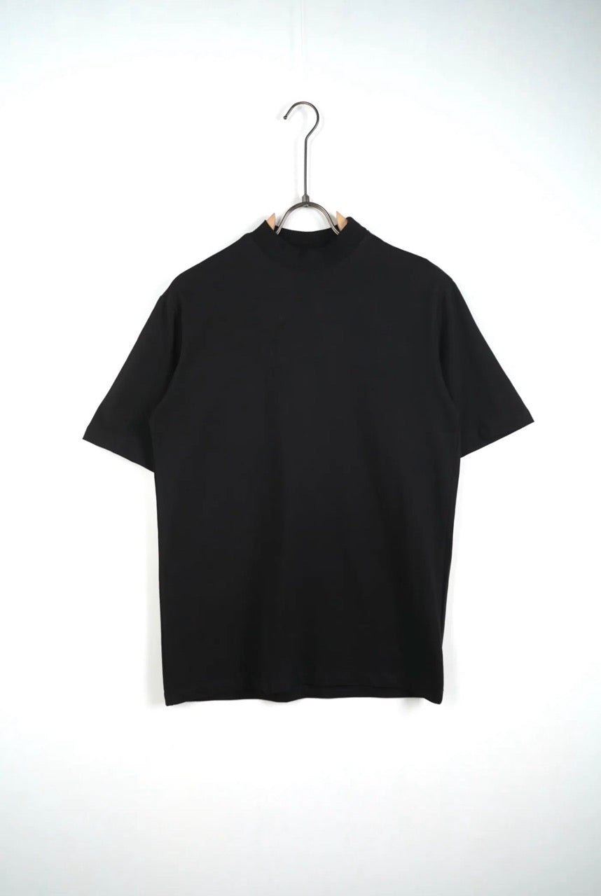 T-shirt nera con mezzo collo alto