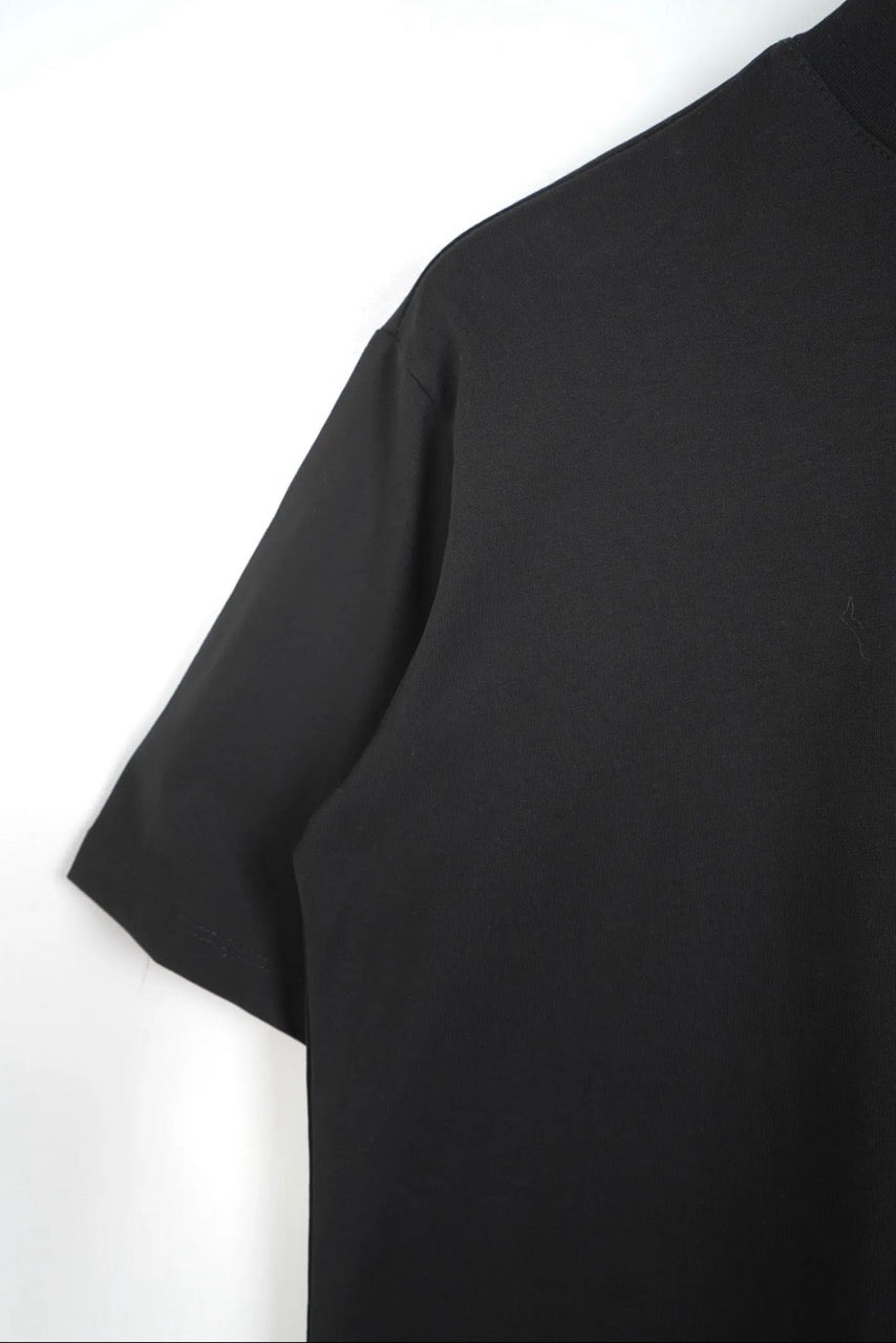 T-shirt nera con mezzo collo alto