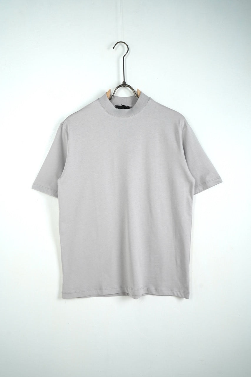 T-shirt grigio ghiaccio con mezzo collo alto