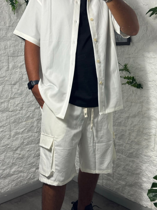Completo bianco con camicia e pantaloncini cargo coordinati