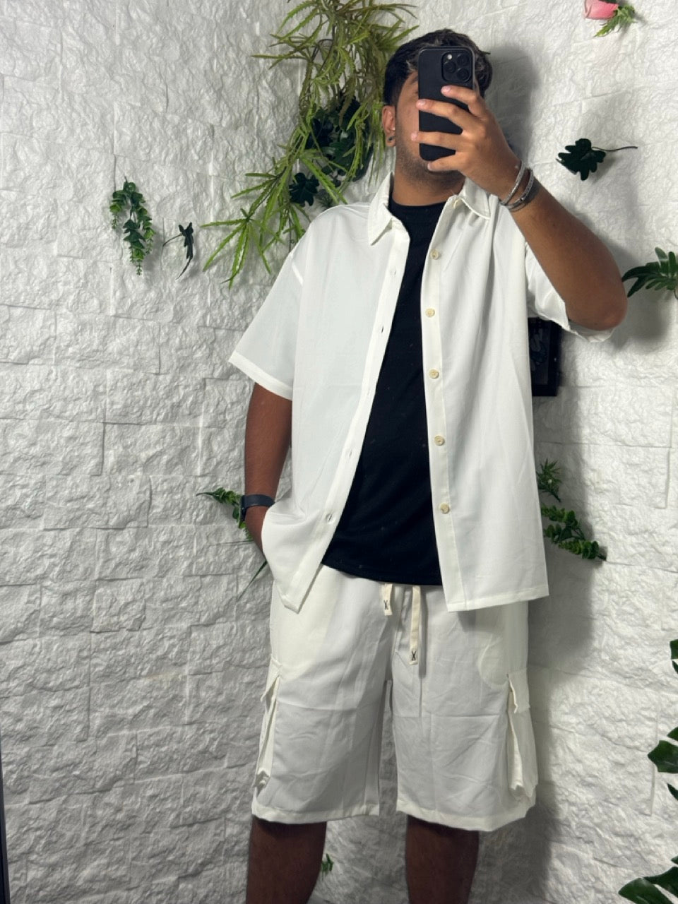 Completo bianco con camicia e pantaloncini cargo coordinati