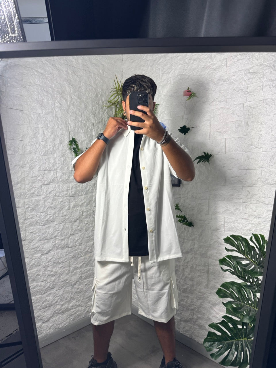 Completo bianco con camicia e pantaloncini cargo coordinati