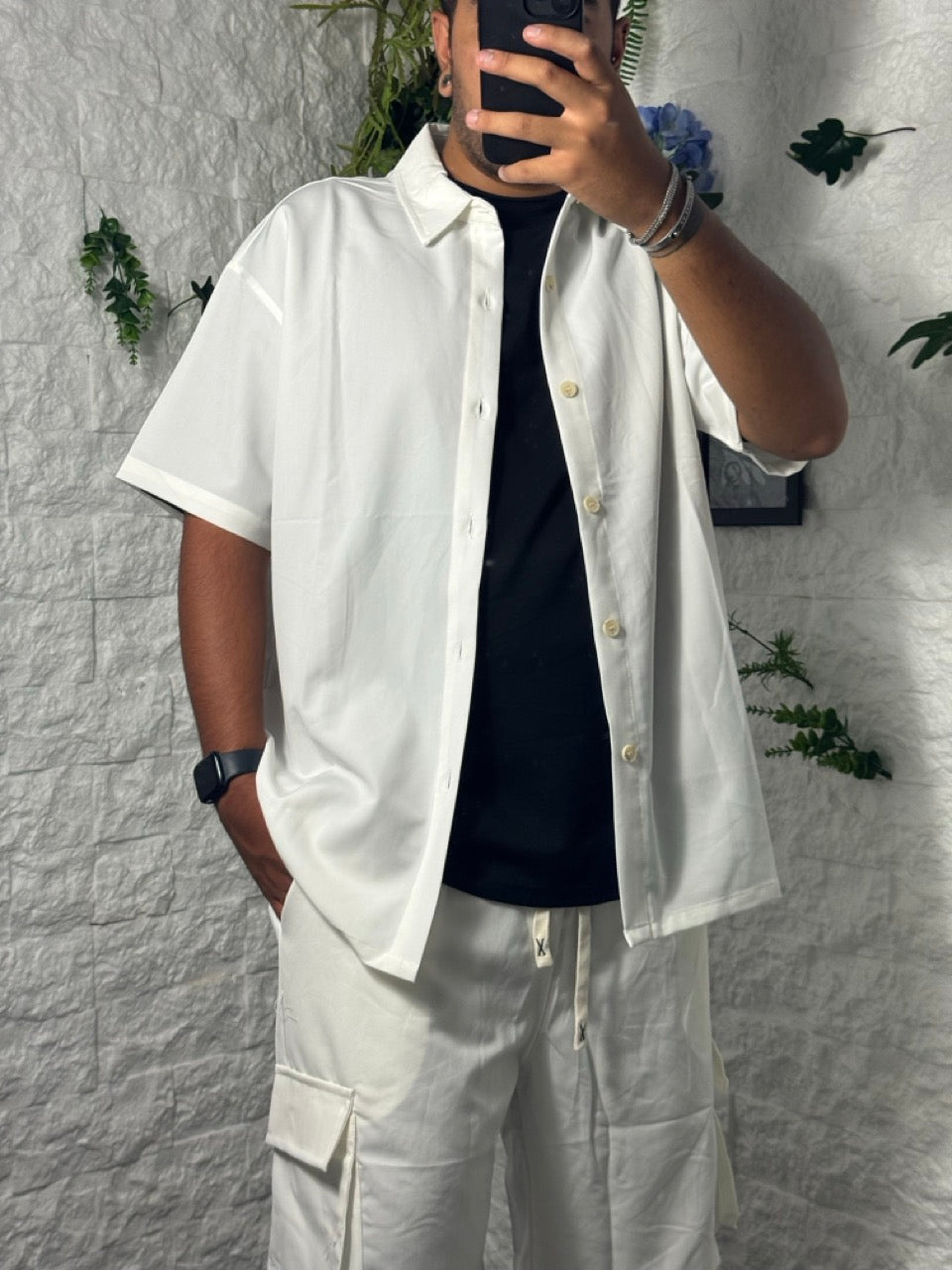 Completo bianco con camicia e pantaloncini cargo coordinati