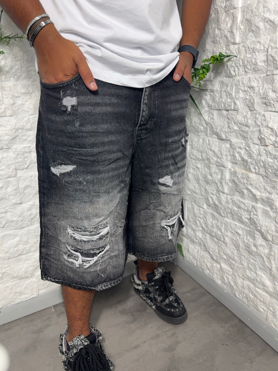 Bermuda jort grigio in denim super baggy con strappi