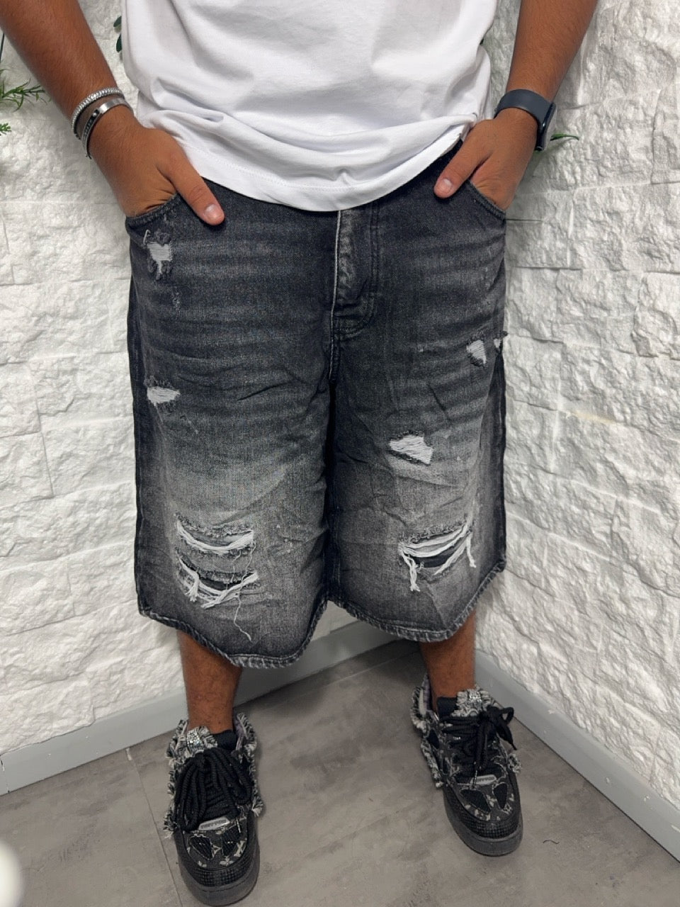 Bermuda jort grigio in denim super baggy con strappi