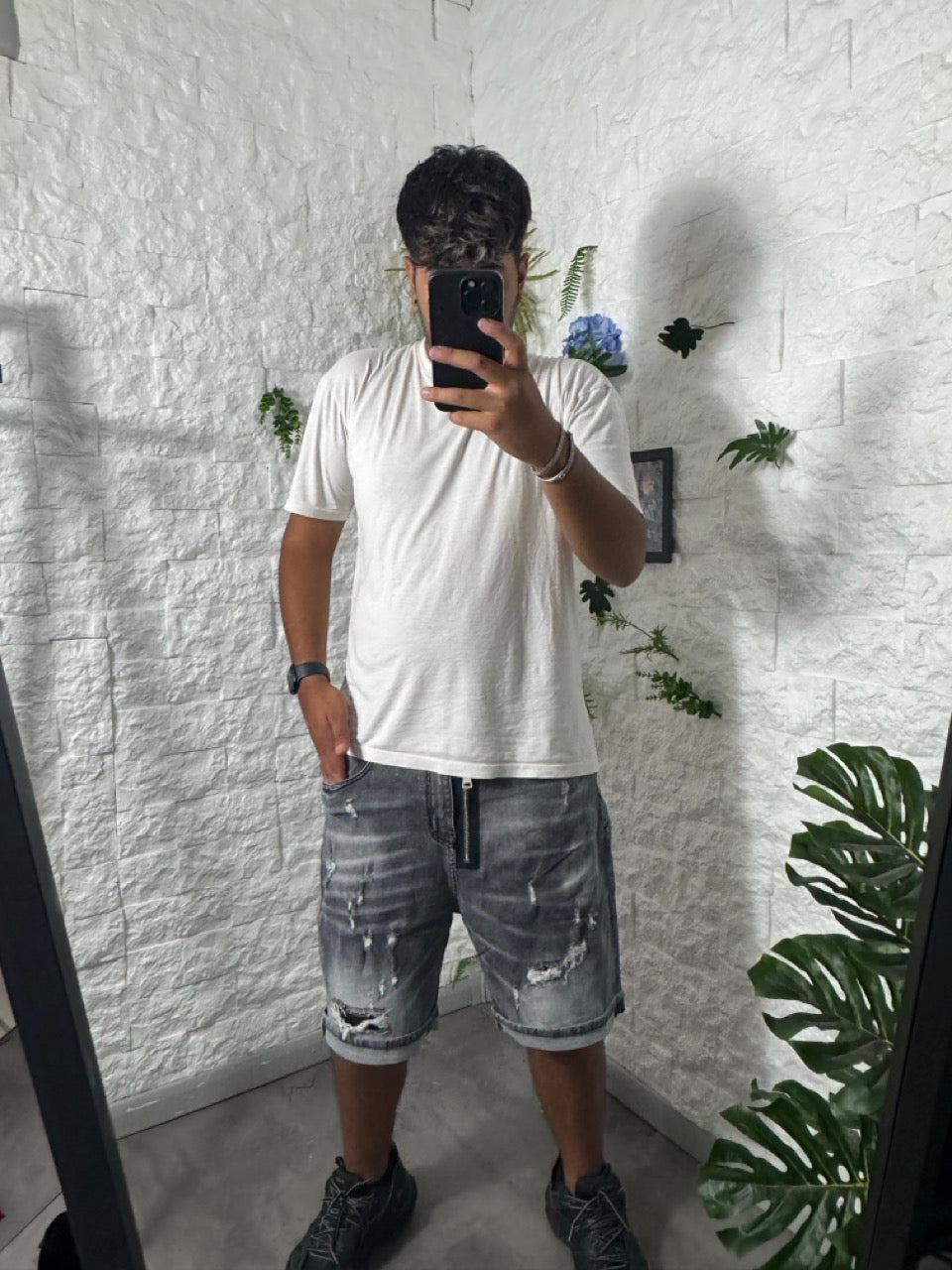 Short grigio in denim destroyed con zip frontale