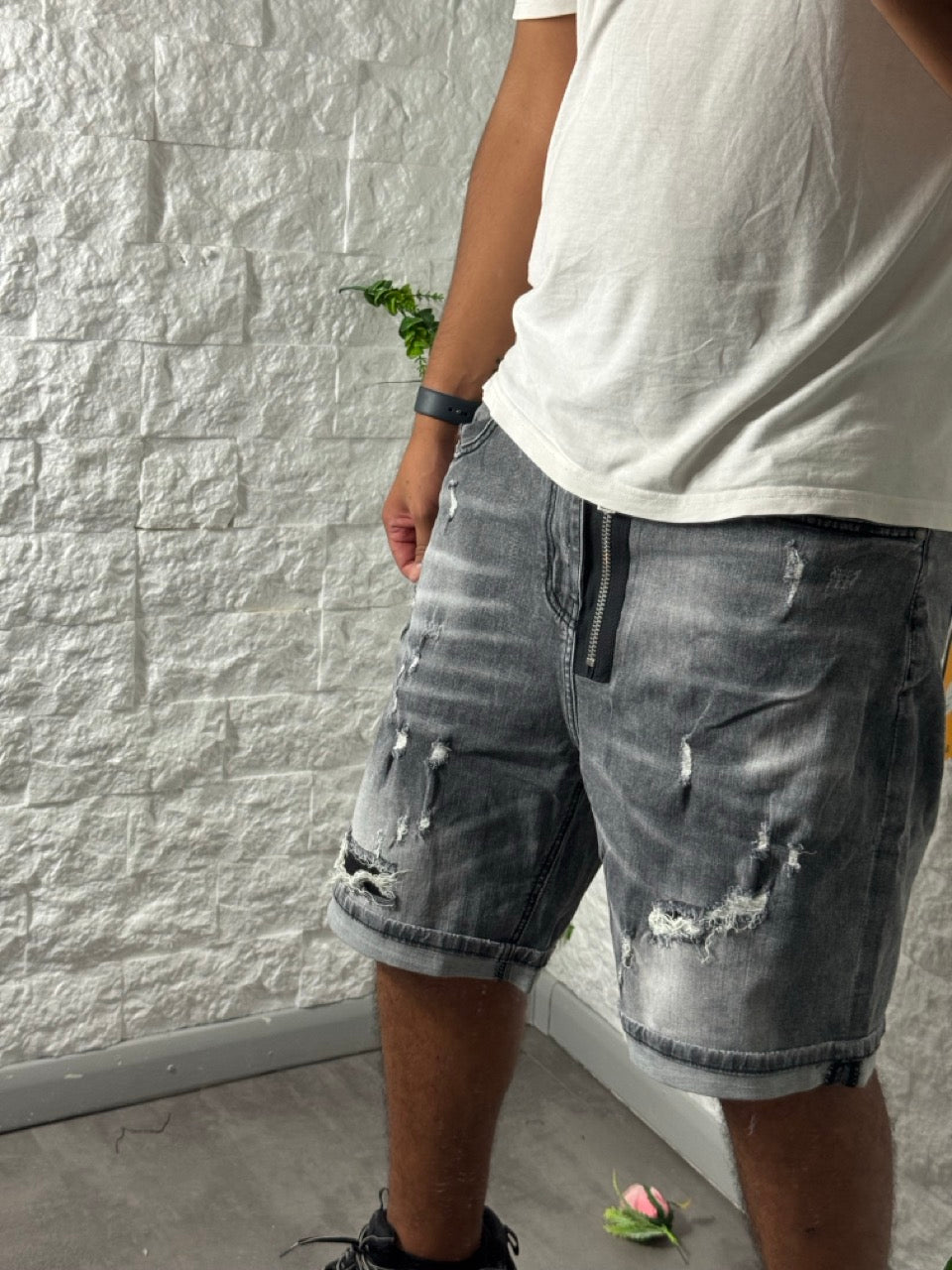 Short grigio in denim destroyed con zip frontale