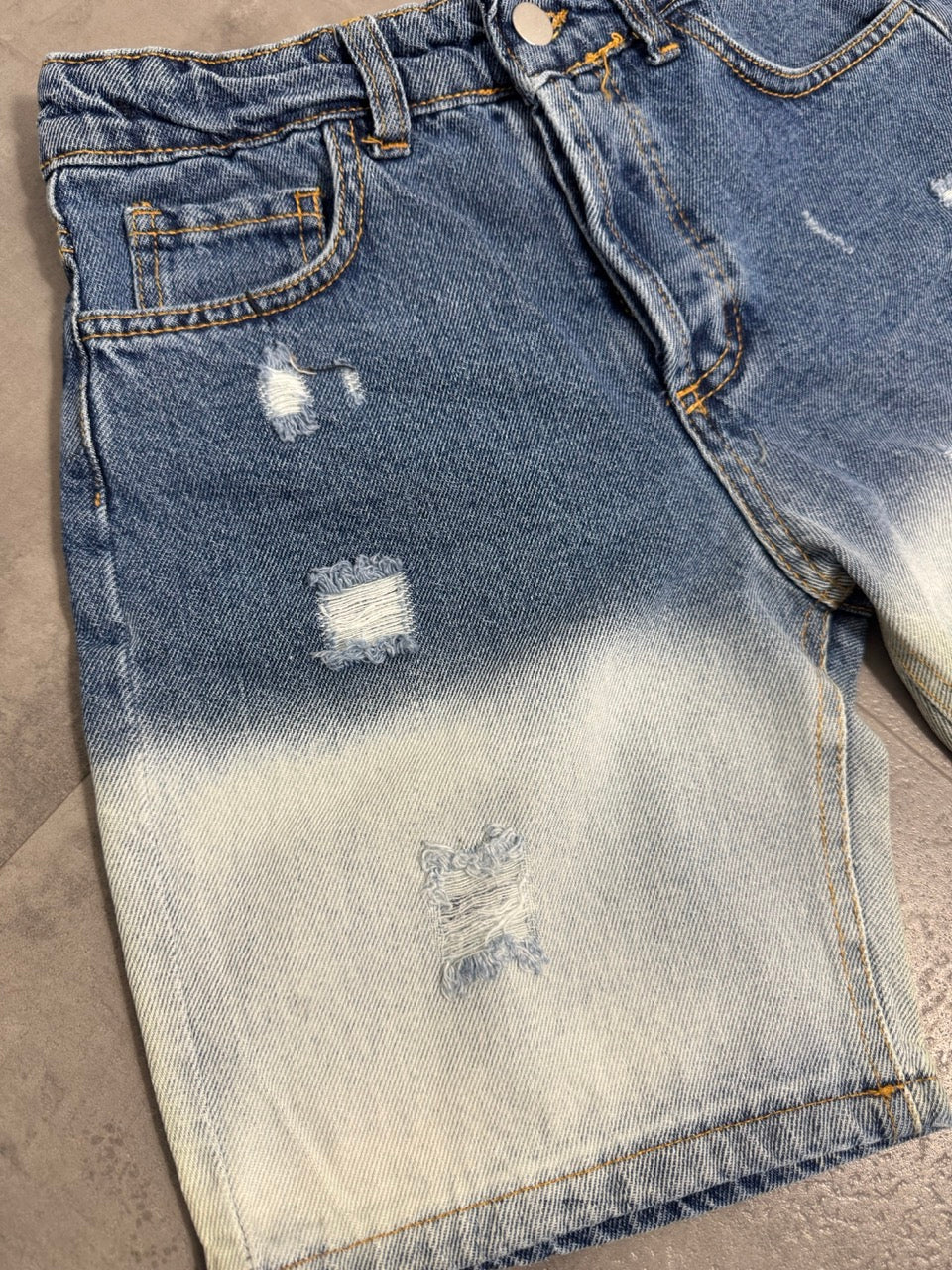 Jeans shorts denim slavato chiaro con strappi 10-16 anni