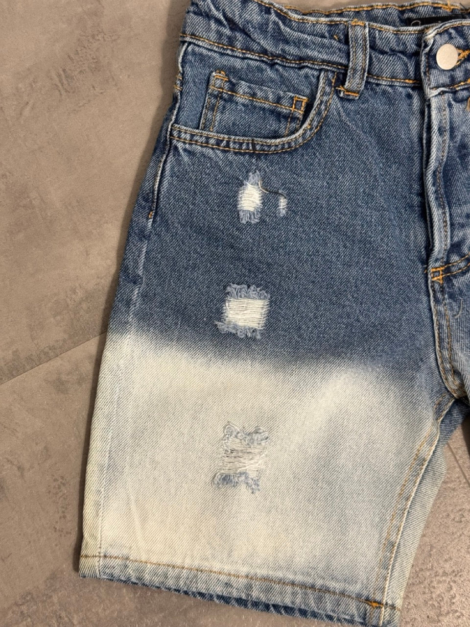 Jeans shorts denim slavato chiaro con strappi 10-16 anni
