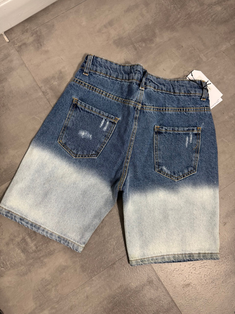 Jeans shorts denim slavato chiaro con strappi 10-16 anni