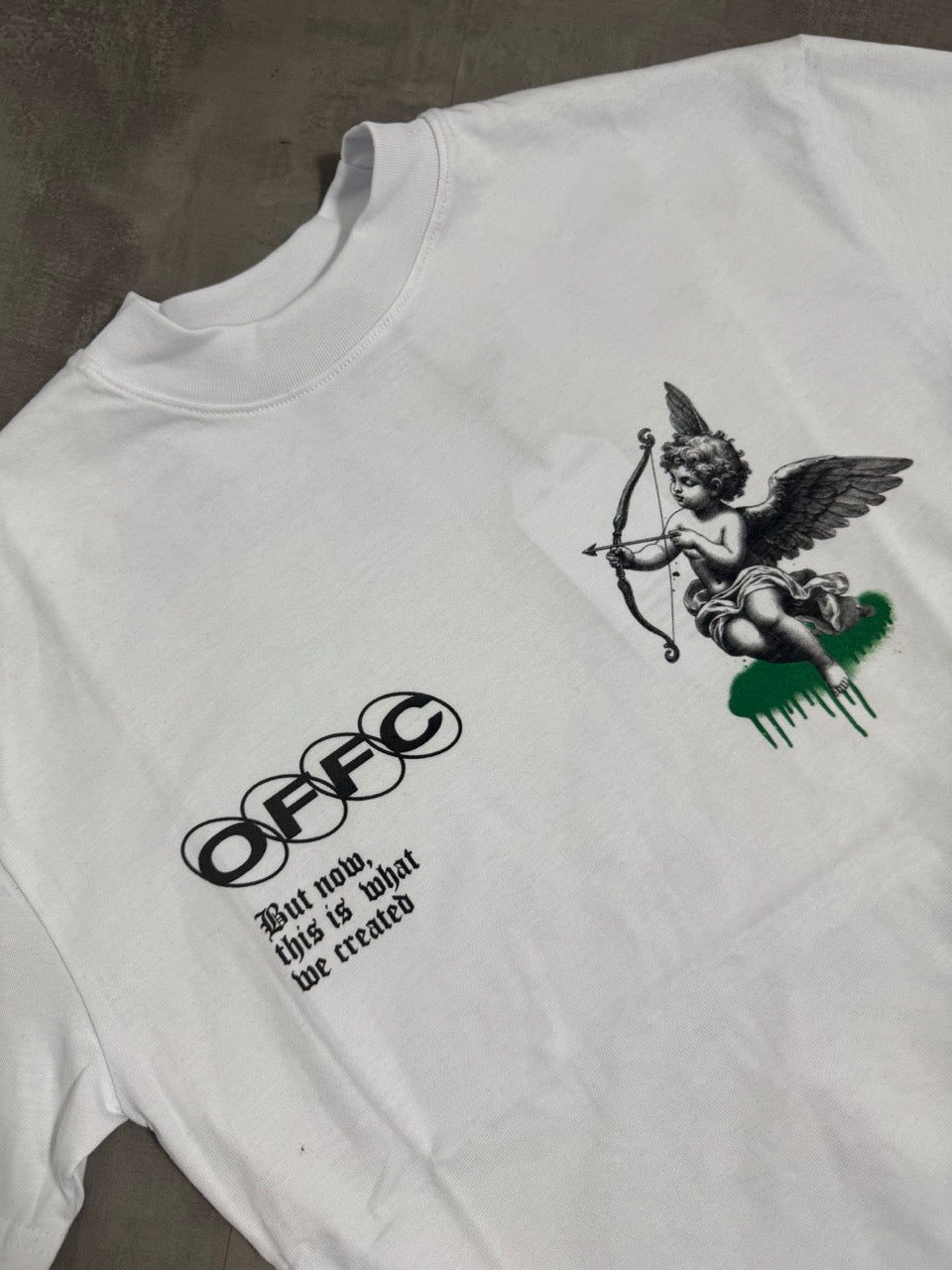 T-shirt bianca con mezzo collo alto scritta "OFFC" e stampa angelo 10-16 anni