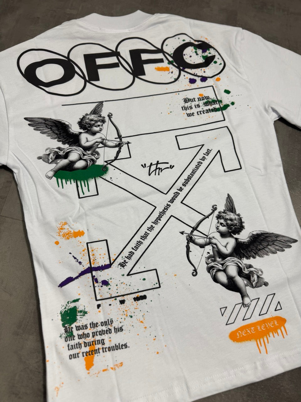 T-shirt bianca con mezzo collo alto scritta "OFFC" e stampa angelo 10-16 anni