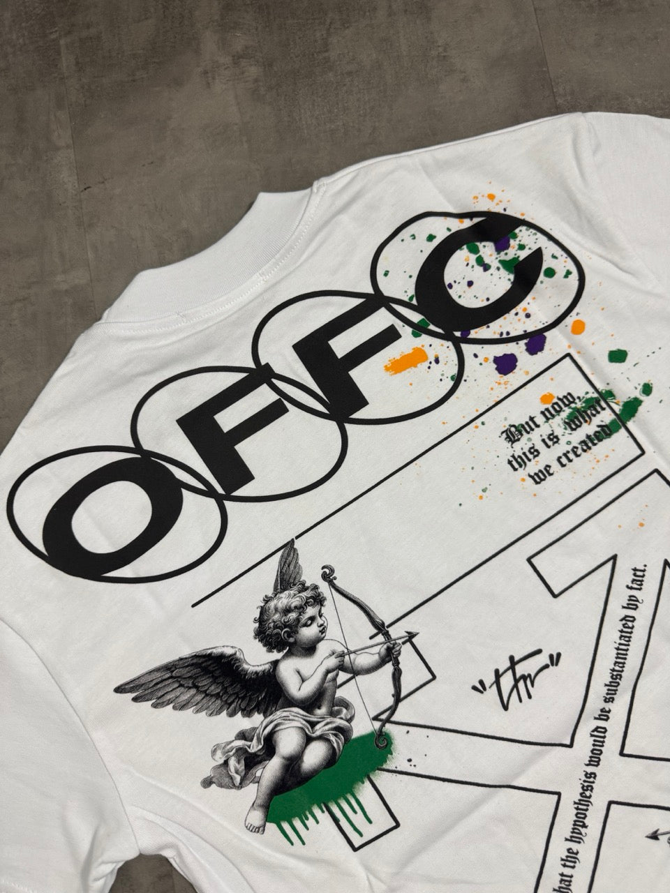 T-shirt bianca con mezzo collo alto scritta "OFFC" e stampa angelo 10-16 anni