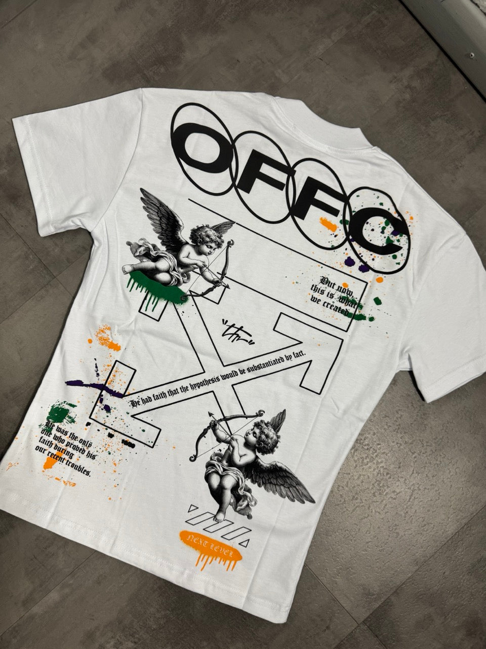 T-shirt bianca con mezzo collo alto scritta "OFFC" e stampa angelo 10-16 anni