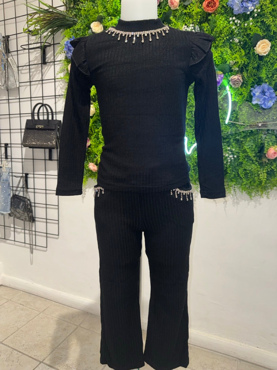 Completo nero in maglia a costine con dettagli gioiello 4-14 anni