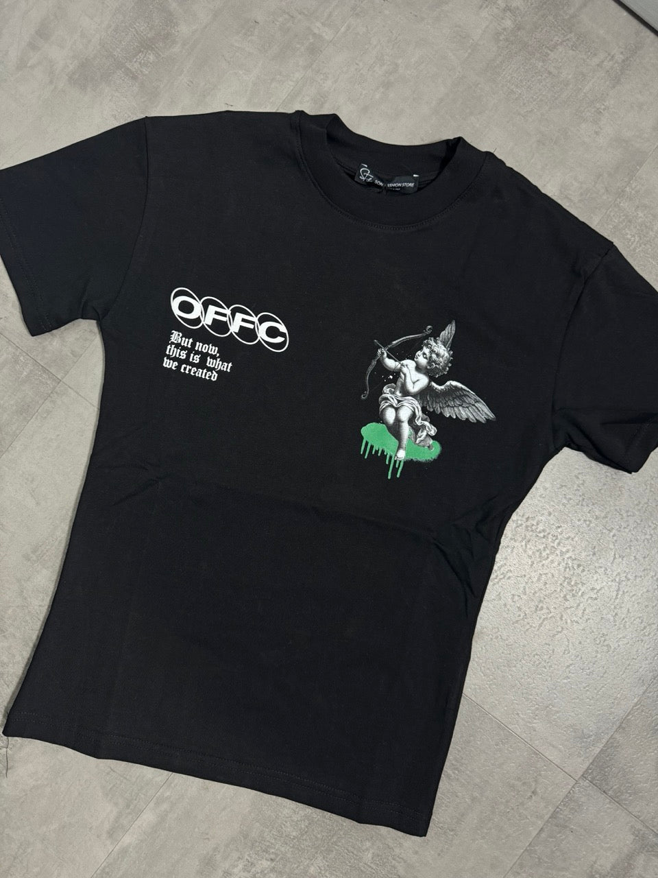 T-shirt nera con mezzo collo alto scritta "OFFC" e stampa angelo 10-16 anni