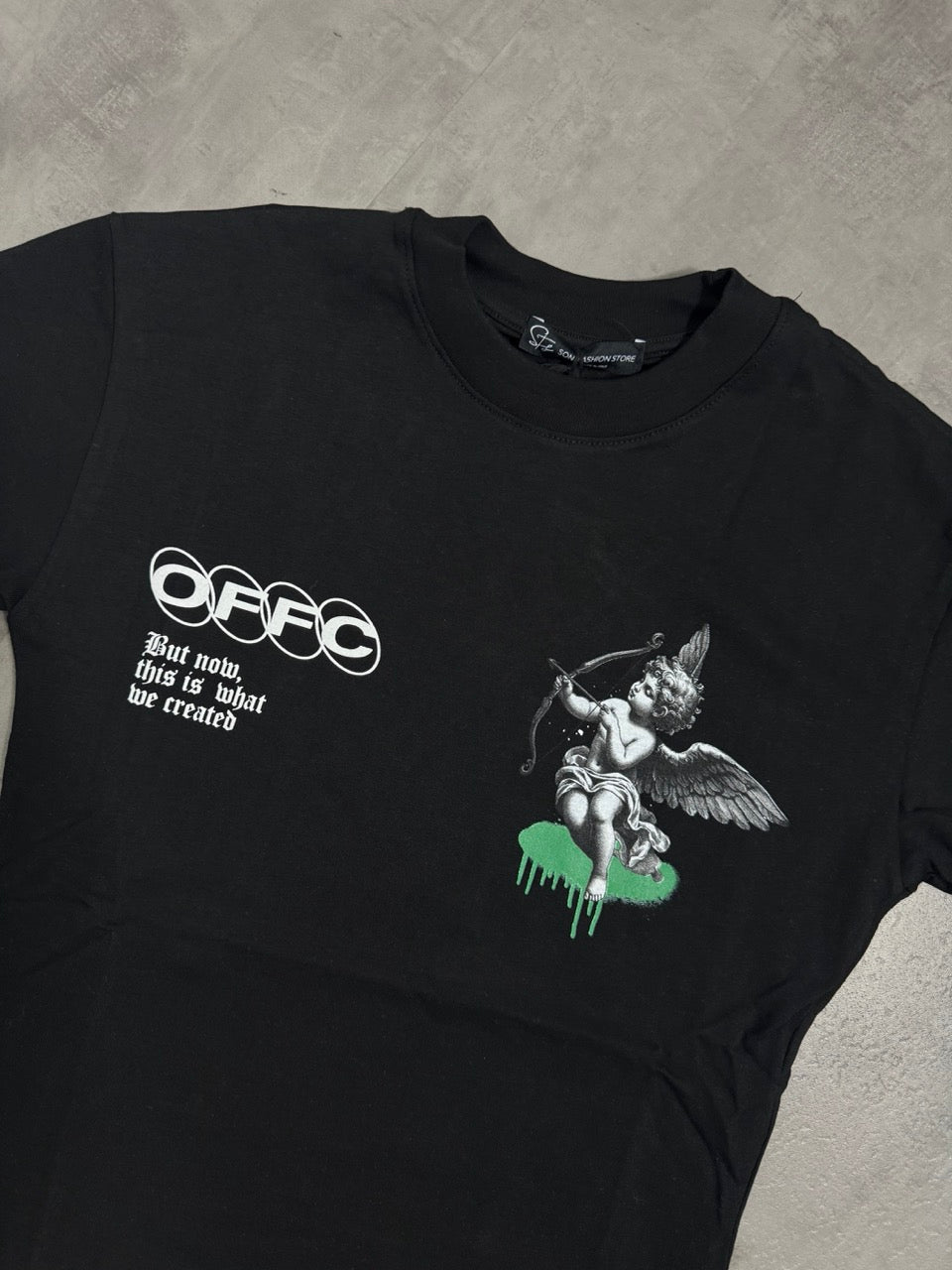 T-shirt nera con mezzo collo alto scritta "OFFC" e stampa angelo 10-16 anni