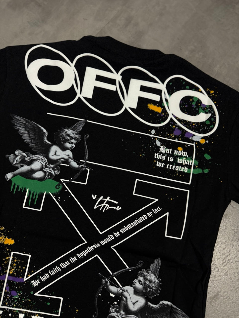 T-shirt nera con mezzo collo alto scritta "OFFC" e stampa angelo 10-16 anni