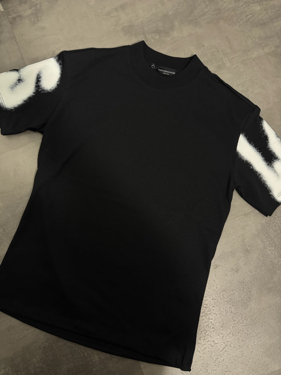 T-shirt nera con mezzo collo alto e scritta "LOS ANGELES" spray 10-16 anni