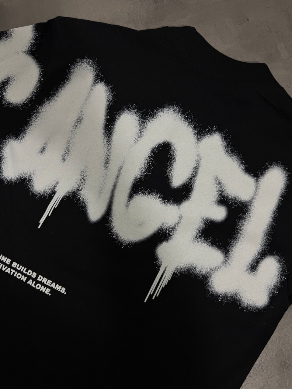T-shirt nera con mezzo collo alto e scritta "LOS ANGELES" spray 10-16 anni